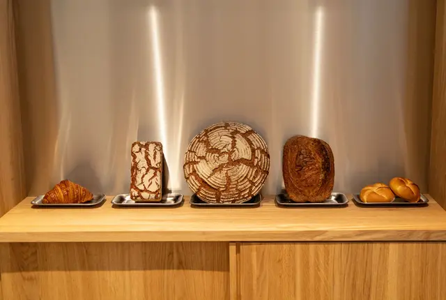 Das kleine, vollständig handgefertigte Sortiment der Bäckerei umfasst eine feine Auswahl an
Sauerteigbroten, klassisches Kleingebäck sowie süße Spezialitäten. | Foto: © Stadt Innsbruck/F.Bär