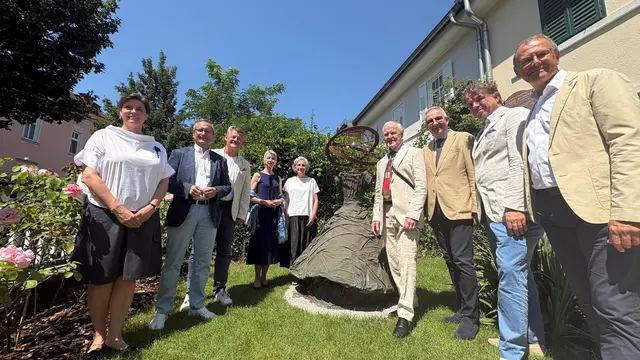 Feierliche Enthüllung der Skulptur „Die Orden der Nacht“ von Anselm Kiefer im Vorgarten des Bachmann Hauses mit (v.l.) Bachmann Haus-Kuratorin Mag. Katharina Herzmansky, Kulturstadtrat Mag. Franz Petritz, Bürgermeister Christian Scheider, Landeskulturreferentin LHStv.in Dr. Gabriele Schaunig-Kanduth, Heinz Bachmann, der Bruder der Schriftstellerin, Dr. Harald Repar von der Kärntner Sparkasse-Privatstiftung, Mag. Siegfried Huber, Vorstandsdirektor der Kärntner Sparkasse sowie der Direktor des „kärnten.museum“, Dr. Wolfgang Muchitsch.
  | Foto: StadtKommunikation / Wedenig