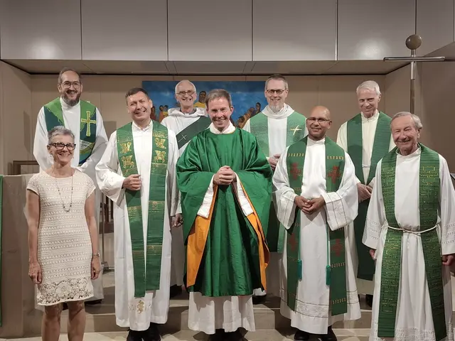 Neupriester Joachim Losehand (Mitte) zelebrierte seine erste Heilige Messe – seine Primiz – in der Kapelle im AKH. | Foto: Erzdiözese Wien