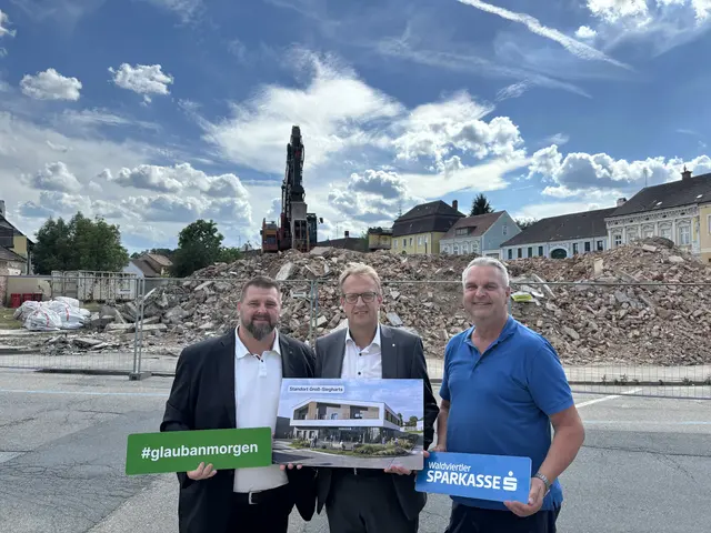 Michael Litschauer, Peter Hochleitner und Ulrich Achleitner vor der Baustelle im Stadtzentrum von Groß Siegharts | Foto: Daniel Schmidt