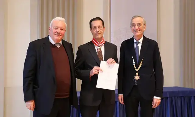 Ivo Hajnal wurde 2022 an der Universität Innsbruck das Große Silberne Ehrenzeichen für Verdienste um die Republik Österreich verliehen. Mit der Auszeichnung werden seine herausragenden Leistungen in der Wissenschaft und sein langjähriges Wirken als Senatsvorsitzender und als Initiator des Austria-Israel Academic Network Innsbruck gewürdigt. (Laudator Johannes Michael Rainer, Ivo Hajnal und Rektor Tilmann Märk) | Foto: Uni Innsbruck