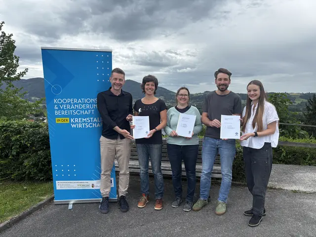 Studia Schlierbach trug ihre wissenschaftliche Expertise bei und übergab den Bericht an Bürgermeister Mario Pramberger (links) und den Vorstand des Vereins Schlierbacher Wirtschaft. | Foto: Studia Schlierbach
