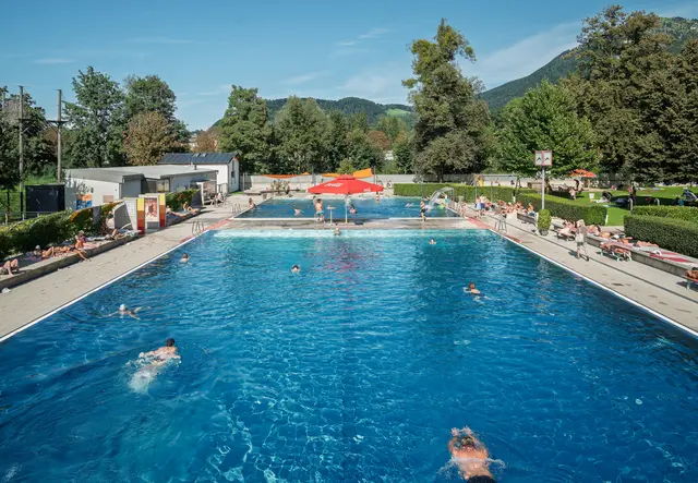 Aufgrund der weiterhin erwarteten Temperaturen über 30 Grad bleiben die städtischen Freibäder bis einschließlich Sonntag, 28. Juni, täglich bis 21 Uhr geöffnet. Im Bild: Das Aya-Freibad an der Alpenstraße | Foto: Stadt Salzburg/Alexander Killer