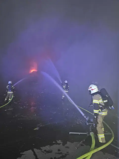 Mehrere Feuerwehren waren im Einsatz um den bereits ausgedehnten Brand zu löschen und die starke Rauchentwicklung einzudämmen. | Foto: Freiwillige Feuerwehr Bergheim