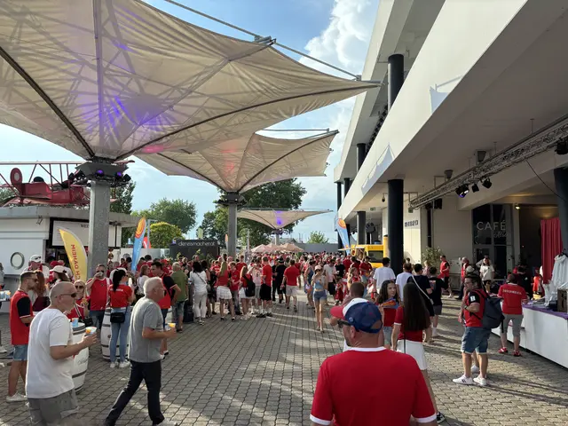 Schon vor Spielbeginn strömten die Fans auf das Gelände. | Foto: MeinBezirk /Sandra Koeune