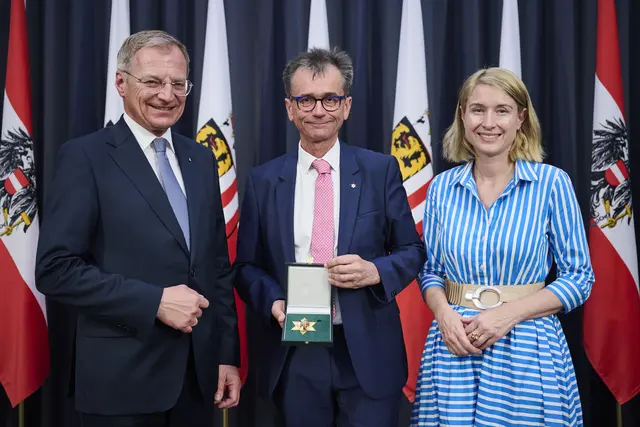Peter Niedermoser, Präsident der Ärztekammer für Oberösterreich (Mitte), wurde für sein jahrzehntelanges Engagement im Gesundheitswesen mit dem Goldenen Ehrenzeichen des Landes Oberösterreich ausgezeichnet. Landeshauptmann Thomas Stelzer und Landeshauptmann-Stellvertreterin Christine Haberlander überreichten die Auszeichnung und würdigten Niedermoser für seine Verdienste um die Gesundheitsversorgung und die Vertretung der Ärztinnen und Ärzte im Bundesland. | Foto: Land OÖ/Mayr