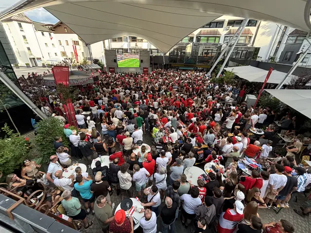 Rund 1.000 Fußballfans verfolgten das WM-Spiel Österreich gegen Argentinien beim Public Viewing am Telfer Wallnöferplatz. Die Anstoßzeit um 19 Uhr sorgte für einen bisherigen Besucherrekord.