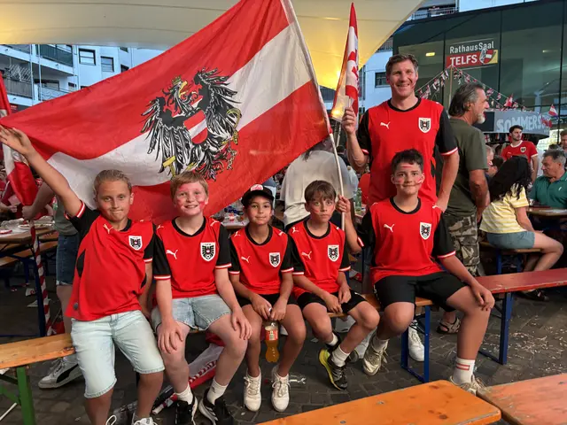 Die jungen Fans aus Rietz sorgten mit Fahnen, Trikots und guter Stimmung für echtes Stadionflair am Wallnöferplatz.