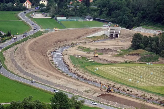 Der Damm und das Dammbauwerk im Hintergrund.