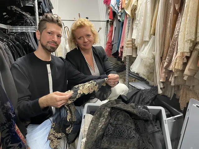 Historische Stücke, filigrane Spitze: Klara Wiedemaier und Dorian Wimmer vom Kostümfundus geben Einblick in "ihr Reich" | Foto: Lisa Gold