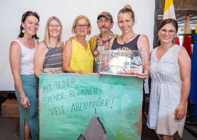 Freude beim Team des Pro Juventute Haus St. Leonhard über 8.000 Euro: Jennifer Scheuchelbauer, Sandra Hierner, Landeshauptfrau Johanna Mikl-Leitner, Organisator Ernst Graft, Leiterin Irene Fellner und Maria Hinterhofer. | Foto: NLK Khittl