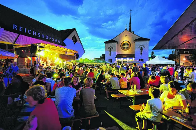 Start frei für „Sommer am Platz“ 2026.
Beliebte Sommerkonzertreihe startet mit Jazz, Live-Musik und Public Viewing | Foto: Marcel Hagen