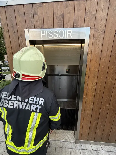 Die Stadtfeuerwehr Oberwart öffnete die verschlossene Tür nach einem Reset der Technik. | Foto: Stadtfeuerwehr Oberwart