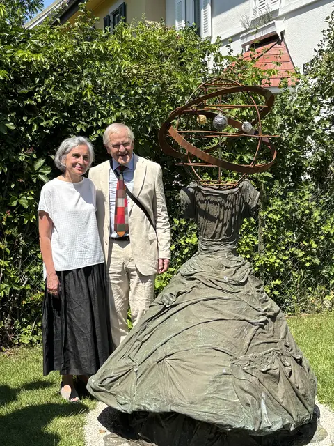 Waltraud Forelli, Leiterin des Atelier Anselm Kiefer (links) überbrachte schriftliche Grußworte vom Künstler selbst. | Foto: MeinBezirk/Lea Kainz