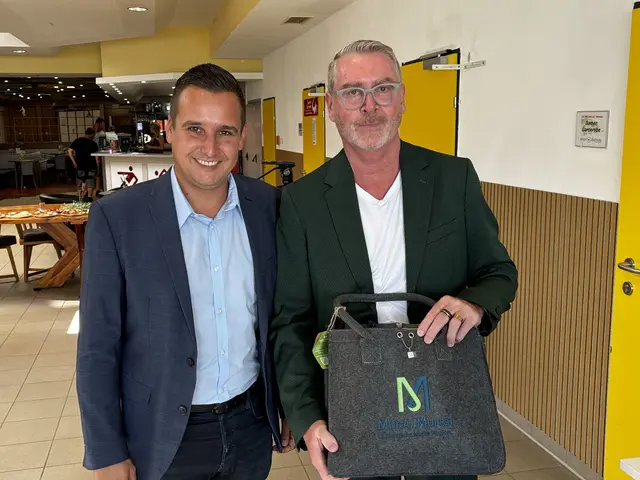 Gernot Jetz (r.) freut sich zusammen mit Thomas Maier (l.) über den Titel für Hohentauern.