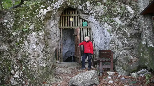 Kühles Ausflugsziel: Eva Leonhardsberger vor der Tropfsteinhöhle Alland. | Foto: Eva Leonhardsberger