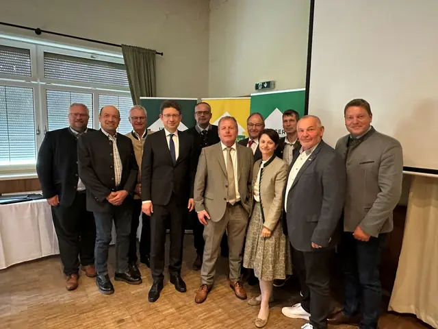 Michael Göschelbauer, RWA-ARV, der Rieder Bezirksbauernkammer-Obmann Christoph Schneiderbauer, Bundesrat Ferdinand Tiefnig, Norman Eichinger, RVOÖ, Obmann Franz Schachinger, Direktor Helmut Barth, Walter Lederhilger, Gen-Anwalt OÖ, Gabriele Hebesberger, Direktorin LAK, Stefan Kammerhuber, ARV ITU, Gerhard Leutgeb, Präsident der LAK und Christian Irnberger, GF-Stellvertreter ITU. | Foto: Lagerhaus/Simböck, Kainrad