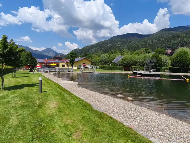 Das Freibad lädt an heißen Sommertagen ein.