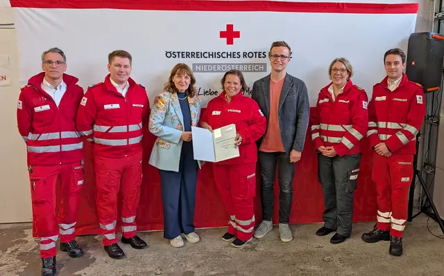 Das Verdienstkreuz der Stadt Mödling in Silber wurde an Sandra Terzer-Wassmuth verliehen. | Foto: Stadtgemeinde Mödling / cb