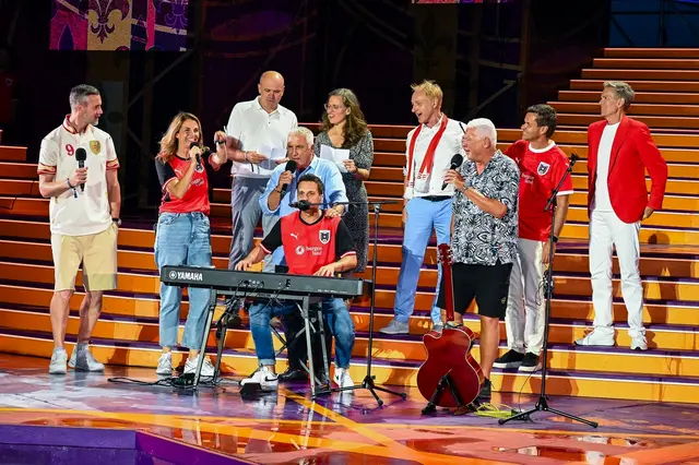 Rot-weiß-roter Gänsehautmoment zum Abschluss: Nach dem Match stimmten Stefan Maierhofer, Moderatorin Sissy Gamauf, ORF-Landesdirektor Werner Herics, Hans Krankl, Moderator und Krone-Online-Sportchef Michael Fally, Landeshauptmann-Stellvertreterin Anja Haider-Wallner, Krone-Geschäftsführer Gerhard Valeskini, Toni Polster, Burgenland Tourismus-Geschäftsführer Didi Tunkel und KBB-Generalintendant Alfons Haider gemeinsam „I Am from Austria“ an und sorgten für einen besonderen Ausklang des Abends. | Foto: Burgenland Tourismus
