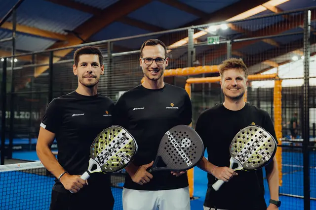 Padelzone Managing Director Daniel Wimmer (mitte) hält die Augen nach weiteren Standorten in Graz offen.  | Foto: Stefan Doppler