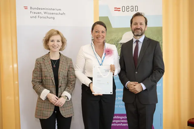 BM Eva-Maria Holzleitner, Jutta Nikodem-Eichenhardt (Schulleitung) und OeAD-Geschäftsführer Jakob Calice (v.l.)