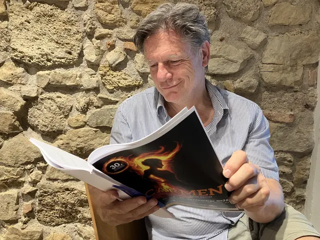 Anselm Lipgens mit dem von ihm verfassten Textbuch zum Schauspiel "Carmen", das am 5. September in Kottingbrunn Welturaufführung erleben wird. | Foto: Stockmann