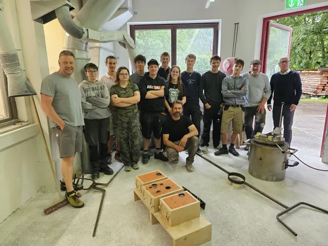 Die Schülerinnen und Schüler der 3. Klasse Bildhauerei der Fachschule für Kunsthandwerk und Design mit ihren Lehrpersonen und Bildhauer Helmut Tschiderer.  | Foto: Schnitzschule Elbigenalp