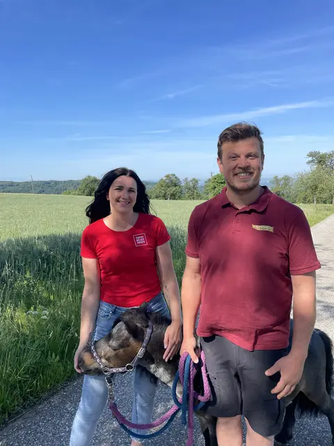 Die frisch ausgebildete Seminarbäuerin Lisa Ganser und Johannes Fölser (Schule am Bauernhof) geben Einblick in die Landwirtschaft. | Foto: LK OÖ