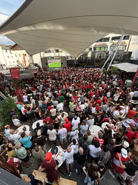 Rund 1.000 Fußballfans verfolgten das WM-Spiel Österreich gegen Argentinien beim Public Viewing am Telfer Wallnöferplatz. Die Anstoßzeit um 19 Uhr sorgte für einen bisherigen Besucherrekord.