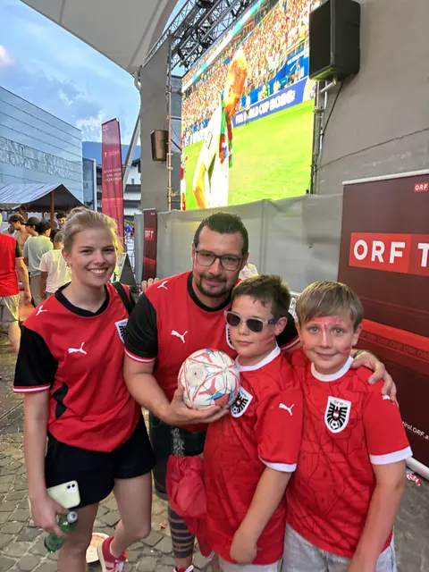 Die Nachwuchskicker ließen sich das WM-Spiel nicht entgehen und fieberten gemeinsam mit dem österreichischen Team mit.