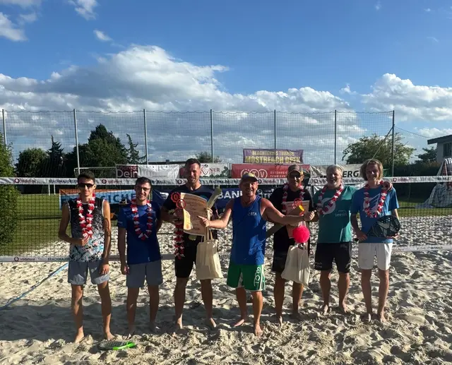 Die Sieger von links nach rechts:

Daniel Windisch, Lucas Schröck (2.). Tobias Hämsel (1.), Turnierleiter Michael Selinger, Thomas Oberwalder (1.), Chris Aschauer, Rafael Aschauer

 | Foto: Resi Skohautil