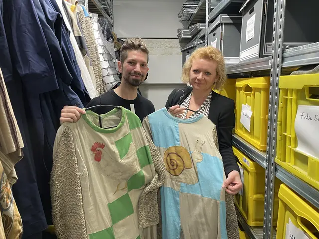 Die "Ritter-Rüstungen" aus dem Stück "Monty Pythons Spamalot" haben es Klara Wiedemaier und Dorian Wimmer besonders angetan | Foto: Lisa Gold