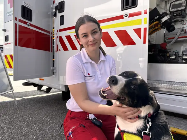 Notfallsanitäterin Eva aus Wels und Nala von der Österreichischen Rettungshundebrigade (ÖRHB) am Sicherheitstag in Edt bei Lambach. | Foto: Kobler