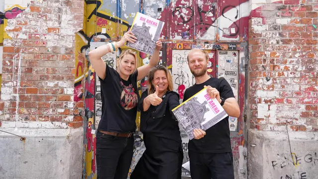 v.l.: Die Kuratorin der Ausstellung im Wien Museum, Constanze c. Czutta mit der Arena-Wien-Obfrau Petra Ruckendorf und Pressesprecher Laurenz Platzer präsentierten das Buch in der Kultlocation selbst.  | Foto: Andreas Pölzl/MeinBezirk