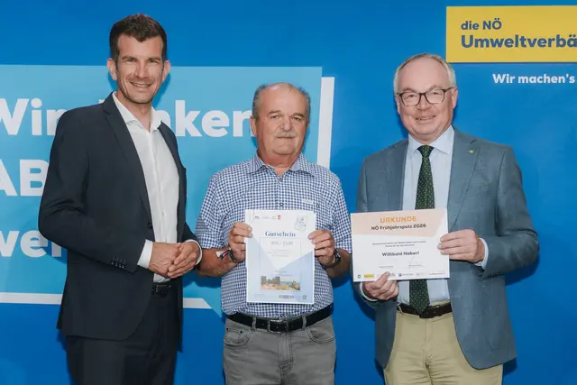 Neunkirchen: v.l.n.r.: Christian Macho, Präsident der NÖ Umweltverbände; Willibald Haberl, Gewinner des Verbandsgebietes des AWV Neunkirchen; Stephan Pernkopf, LH-Stellvertreter. | Foto: SophieNaglBalber