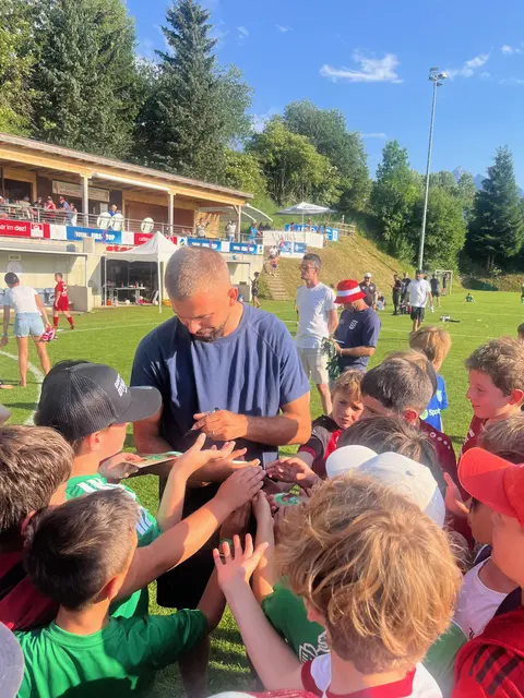 WSG-Kicker Lukas Hinterseer begeisterte die Kinder. | Foto: Didi Constantini Gedenkturnier