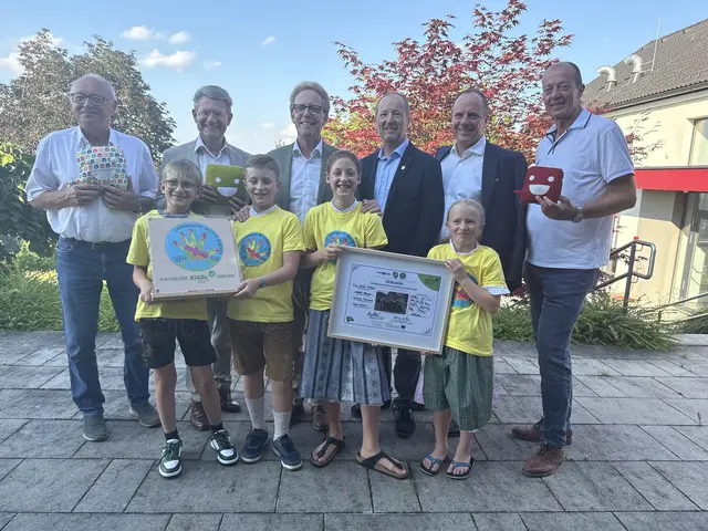 Bgm. Hans Peter Zaunschirm, Timo Paierl, Bezirkshauptmann Heinz Schwarzbeck, Valentin Klammer, Hofstättens Gemeindechef Werner Höfler, Eva Färber-Wieland, Hofstättens Vizebürgermeister Klaus Strobl, Juliana Klammer, Bgm. Christoph Stark, Bgm. Robert Schmierdorfer (v. l.)  | Foto: Energieregion 