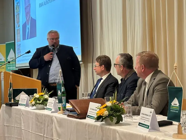 Michael Göschelbauer (RWA AR-Vorsitzender) berichtet über die aktuelle Situation in der RWA und gratuliert Obmann Schachinger zum wirtschaftlichen Erfolg im herausfordernden Jahr 2025. | Foto: Lagerhaus/Simböck, Kainrad