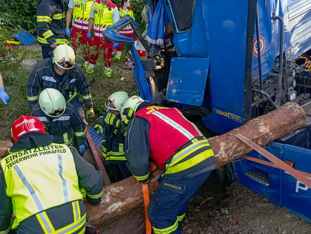Drei Feuerwehren waren im Einsatz, um das Ladegut wieder zu sichern. | Foto: Bezirksfeuerwehrkommando Oberwart/Alexander Flaschberger