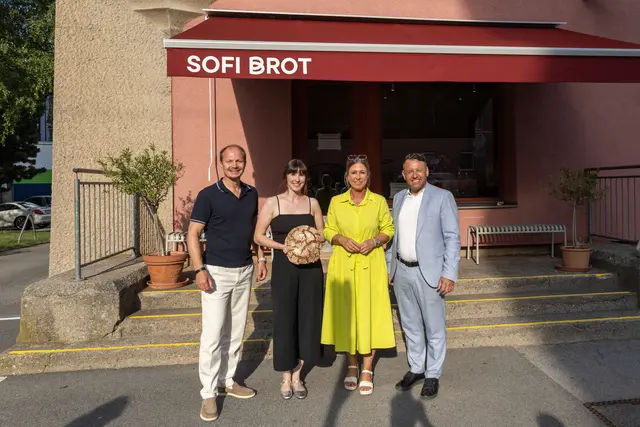 Bürgermeister Johannes Anzengruber, Bäckermeisterin Sonja Fiegl, Wirtschaftsstadträtin Mariella Lutz und IIG-Geschäftsführer Franz Danler freuen sich über die Eröffnung von SOFI Brot. | Foto: © Stadt Innsbruck/F.Bär