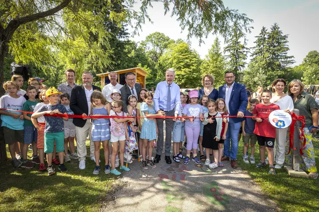 Volksschule Föhrenwald Direktor Lukas Ankowitsch, Zweiter Vizebürgermeister LAbg. Rainer Spenger, Direktor Leopold Berger, Helmuth Sturm (Leiter der Abteilung Kindergärten und Schulen des Amtes der Niederösterreichischen Landesregierung), Bürgermeister Klaus Schneeberger, Familien-Landesrätin Christiane Teschl-Hofmeister, Stadtrat LAbg. Philipp Gerstenmayer, Barbara Trettler (Geschäftsführerin der Familienland Niederösterreich GmbH) und Vesna Urlicic (Team der Familienland*Spielräume der Familienland Niederösterreich GmbH) mit den Schülerinnen und Schülern der Waldschule Wiener Neustadt. | Foto: Stadt Wiener Neustadt/Weller