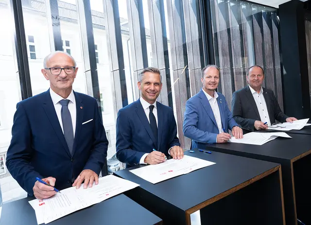 Pakt fixiert - mit vereinten Kräften für das Pojekt Innsbruck am Inn: v.l. Landeshauptmann Anton Mattle, Bundesminister Wolfgang Hattmannsdorfer, Bürgermeister Johannes Anzengruber, Landshauptmannstellvertreter Josef Geisler.	 
  | Foto: © M.Vandory