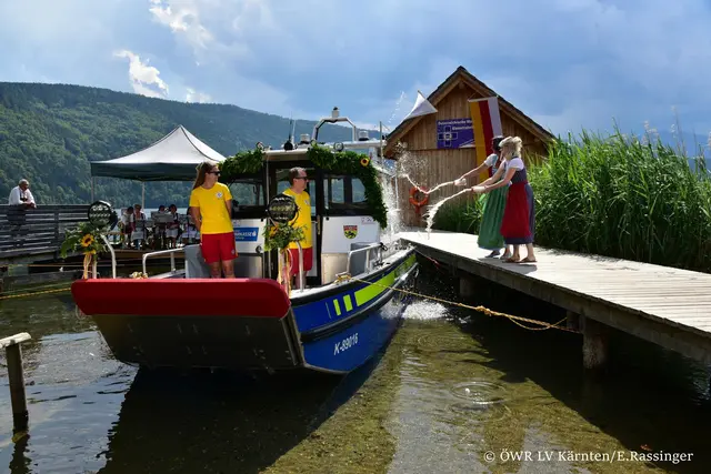 Karoline Fürstauer und Lisa Kern hatten die Ehre, die Sektdusche durchzuführen. | Foto: ÖWR Kärnten/Rassinger