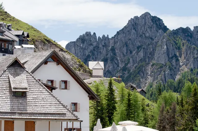 Im Hintergrund befindet sich eine Kapelle. Hier kommen die Pilgerwege zusammen.  | Foto: © by Ing. Günter Kramarcsik