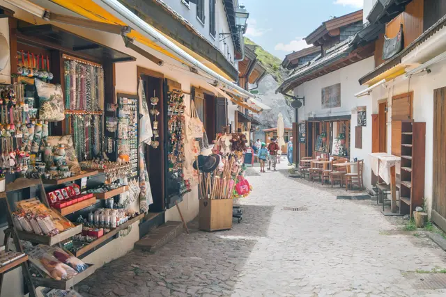 Ganz hinten endet die Dorfgasse mit einer Restaurantterrasse. In der Fortsetzung kommt hier der Pilgerweg und der Forstweg an. | Foto: © by Ing. Günter Kramarcsik