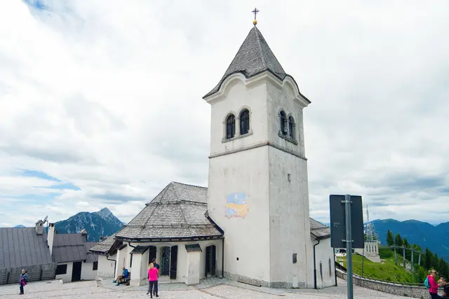 Die Rückseite der Kirche mit Sonnenuhr. Leider war bedeckter Himmel und damit fiel auch die Sonnenuhr aus. | Foto: © by Ing. Günter Kramarcsik