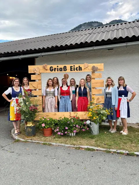 Sängerinnen des Gemischten Chor St. Lorenzen/ Gitschtal vorm Almstadl in St. Lorenzen
