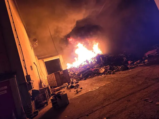 Starker Rauch stieg in der Nacht auf 23. Juni 2026 über der Sperrmüll-Halle am Geländer der Salzburger Abfallbetriebe in Siggerwiesen auf.  | Foto: Freiwillige Feuerwehr Bergheim