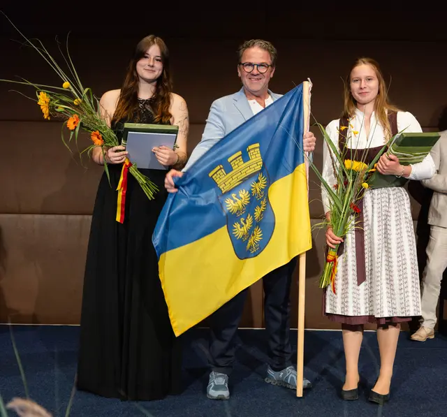 Ein starke NÖ-Delegation beim Bundeslehrlingswettbewerb: Gloria Lilly Fischer, Landesinnungsmeister Thomas Kaltenböck und Siegerin Lena Schuller | Foto: Elias Pargan